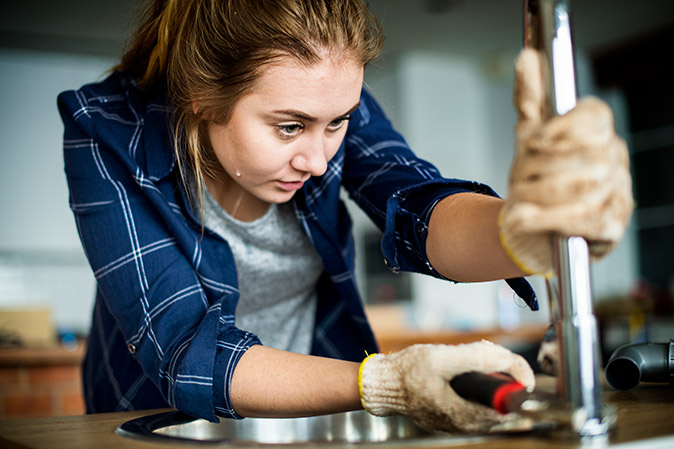 These are the steps to follow on how to replace kitchen faucets in your home.